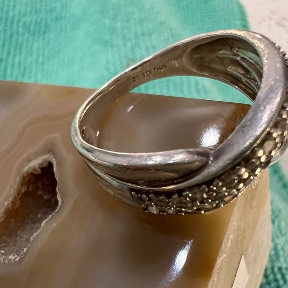 Size seven silver ring . - Picture 4 of 7